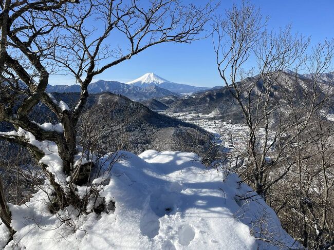 大月駅から徒歩で登れる菊花山へ登ってきました。<br /><br />降雪直後だったので、登山道は最初から最後まで雪道。軽アイゼンが必要なコンディションでしたが、大月界隈で雪山登山を楽しむことができました。<br /><br />この山の魅力は何と言っても富士山の展望！大月の街並みと合わせて、開放感ある眺めを一望できます。<br /><br />▼ブログ<br />https://bluesky.rash.jp/blog/hiking/kikkasan.html
