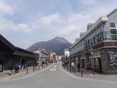 宮崎縦断とちょい大分の旅（八日目完）～由布岳ほか周囲を山に囲まれた由布院温泉。洗練された観光施設も多くて、別府温泉とは趣の異なる別天地です～