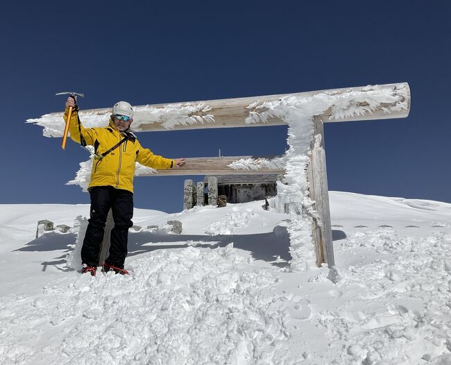 【概要】<br />筆者の日本百名山３５座目となる＜木曽駒ヶ岳＞雪山・日帰り・ソロ登山の旅行記。<br /><br />【木曽駒ヶ岳データ】<br />日本百名山＜木曽駒ヶ岳＞は、長野県・南信に聳える中央アルプスの最高峰です。標高は2956m。＜木曽駒ヶ岳＞周辺山域の総称とすることもあり、木曽前岳、中岳、伊那前岳などが含まれます。国内の山で２８番目の標高。<br /><br />【今回のアクセス・登山コース】<br />（アクセス）<br />JR飯田線・駒ヶ根駅前バス停-（路線バス・菅の台バスセンター経由）-　しらび平バス停・しらび平駅ー（中央アルプス　駒ヶ岳ロープウエイ）ー千畳敷駅。路線バスとロープウエイによるアクセスルートです。<br />（コース）<br />千畳敷 - 乗越浄土 -  宝剣山荘  -  中岳  -  頂上山荘 -  木曽駒ヶ岳  -  頂上山荘 -  中岳  -  宝剣山荘 -  乗越浄土  -  千畳敷、千畳敷－駒ヶ岳のピストンコース。