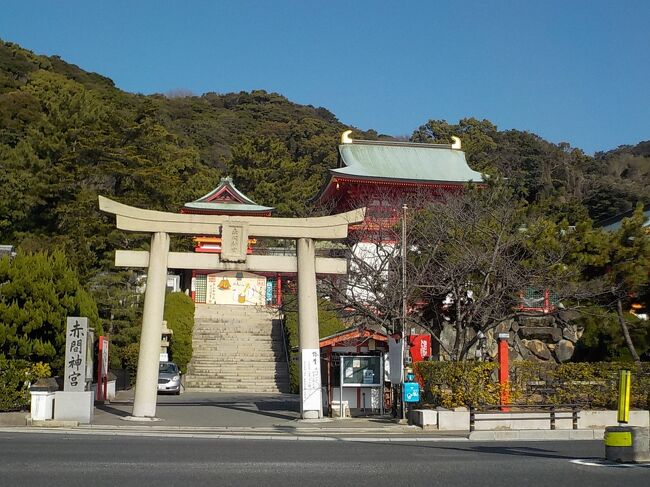 JR下関駅から赤間神宮までバスで移動し、初めに安徳天皇を祀る赤間神宮を参拝しました。朱塗りが鮮やかな水天門をくぐり参拝しました。続いて本殿前を左に入ったところにある平家一門の墓(七盛塚)、芳一堂にお参りしました。その次は安徳天皇阿弥陀寺御陵にお参りしたあと、お隣りの春帆楼の横に建てられている日清講和記念館を訪問しました。ここからは李鴻章の道を通り唐戸市場まで徒歩5分位なので歩きます。唐戸市場では混雑を避ける意味もあり早目に昼食しました。もちろんメニューはお寿司です。その後カモンワーフの前を通り、巌流島へ渡ります。出発時間は40分間隔なので時間を気にしながらの行動になります。唐戸桟橋から出発直前の巌流島渡船に飛び乗り、巌流島まで10分の船旅でした。巌流島到着直後に唐戸桟橋に戻る便に乗ると島には20分しか滞在できないので、もう1本後の船で戻りました。その後は気持ちの良い天気でしたので、はいからっと横丁まで海岸ウォークを楽しんで山口銀行旧本店に向かいます。見学後には国道9号線の1本西側にある道を辿り、寿公園にある金子みすゞ顕彰碑、中国労働金庫下関支店の建物を見てから旧下関英国領事館まで行きます。さらに唐戸商店街を通り抜けて、引接寺(いんじょうじ)に行きました。山門の天井には見事な龍の彫刻があるので訪ねてみました。江戸時代は朝鮮通信使の宿泊所として使われ、日清講和条約締結のために来日した清国全権李鴻章が宿泊しました。その後は唐戸市場のすぐ北にある関の氏神様、亀山八幡宮にお参りしました。日本一のふぐの像、亀山砲台跡、伊藤博文が刺客に襲われて匿ってもらたというお茶屋跡などがあります。高台にあるので関門海峡の景色も楽しめます。<br /><br />訪問順序は以下のとおりです。<br />JR下関駅→赤間神宮→唐戸市場→巌流島→山口銀行旧本店→金子みすゞ顕彰碑→中国労働金庫下関支店→下関南部町郵便局→旧秋田商会ビル→旧下関英国領事館→唐戸商店街(通り抜けただけです)→引接寺(いんじょうじ)→亀山八幡宮→JR下関駅<br />※赤間神宮では安徳天皇阿弥陀寺御陵、平家一門の墓(七盛塚)、芳一堂、日清講和記念館を訪問しました。