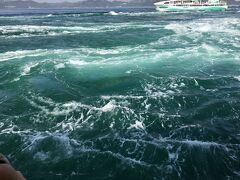 鳴門海峡をまじかで見学する観光船に乗って、マジ流転する姿を見ました！！”