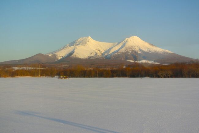 冬の北海道の景色は雪。<br />特に、峰々を覆った雪は山容を艶めかしく化粧し、夕日に赤く染まれば言葉を失う美しさ。<br />釧路から函館に、一気に汽車旅をしました～。