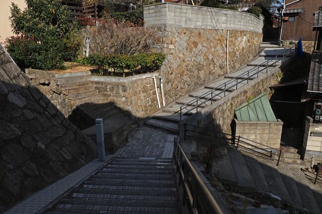 旅行9日目、前編。<br />5泊した広島市を離れ山陽本線を利用して、これから3泊する三原で下車しHOTELにスーツケースを預けてから尾道に移動する。<br />尾道は「いつか行きたい」と何度も何度も口にしていた場所で、今回の旅に組み込みやっと訪れることが出来たので感激もひとしお。<br />尾道の街並み散策を始める前に腹ごしらえをするため、尾道駅近くの“尾道ら-めん べっちゃー”を訪れた。初めて食べる尾道ラーメンは背脂がたくさん浮いているのにしつこく無くて、瀬戸内海の雑魚節たまり醤油ベースの鶏ガラスープと、添えられた瀬戸内海の希少な磯のりが美味しくお腹も満たされたので尾道観光開始。<br />商店街を抜け歩道橋を利用して坂が続く街並みに向かうと地図があり、無数の寺社仏閣が載っていたけど【尾道古寺めぐりコース】に沿って歩いてみることに。<br />高低差が激しい坂の町は迷路のようで楽しいけど、次々に現れる階段や通路に心躍らせながらも、1週間以上この旅行で歩き続けて筋力が付いたとはいえ結構大変…でも時折覗く尾道水道の美しさや、高い場所から見下ろした街並みは想像以上に惹かれるものがあり、見事な冬晴れに感謝しながら尾道の街歩きを満喫した。<br />前半は【尾道古寺巡りコース】に沿って持光寺⇒光明寺⇒吉備津彦神社⇒宝土寺⇒天寧寺まで歩いたあと、【猫の細道】を散策する。<br />