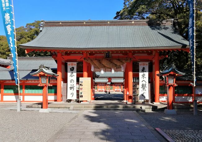 和歌山熊野観光も２日目になりますが、宿泊した【新宮サンシャインホテル】から始まります。<br />昨日も利用していた熊野御坊南海バス「市役所前」からでは午前８時５７分が始発便ですので、ゆっくりと起床して朝食時間が取れます。<br />ホテルから【熊野速玉大社】は徒歩でも余裕で行けるのですが、大社の参拝後に何ヵ所か徒歩でスポット観光を考えていますので、体力温存しておきます。<br />新宮観光を終えた後には【JR新宮駅】から太地町へ移動して【クジラ博物館】への観光も予定していますので、本日は結構ハードな行程になります。<br />（本日の予定ルート）<br />【新宮サンシャインホテル】・・「南海バス移動で市役所前～権現前」・・【熊野速玉大社】・・徒歩・・【続日本１００名城・新宮城跡】・・徒歩・・【世界遺産・阿須賀神社】【歴史民俗資料館】・・徒歩・・【徐福公園】・・徒歩・・【JR新宮駅】・・普通列車・・【JR太地駅】・・太地町じゅんかんバス・・【くじらの博物館】・・太地町じゅんかんバス・・【JR太地駅】・・普通列車・・【JR紀伊勝浦駅】・・ホテル送迎バス・・【湯快リゾート 越之湯（泊）】<br />※フリー切符区間より先の【太地町】までの交通費や博物館は別途料金となります。<br />