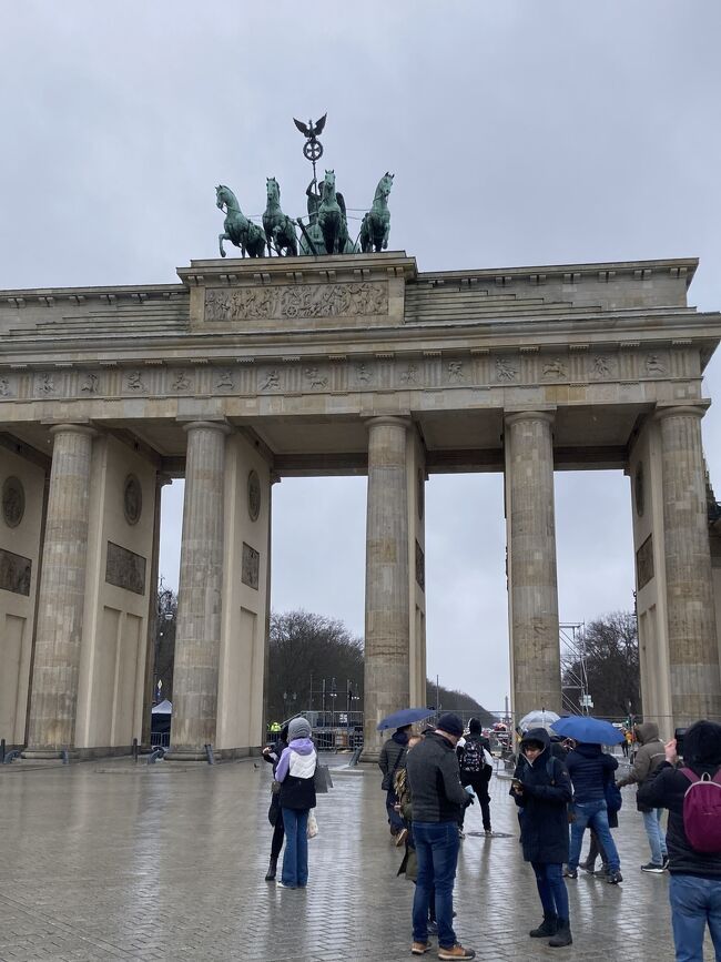 2023年2月下旬から3月上旬にかけてドイツを周遊(スイスもあるよ)した時の旅行記です。<br /><br />往路・1日目　関空→ベルリン<br />☆2日目　ベルリン<br />3日目　ベルリン→ニュルンベルク→ミュンヘン<br />4日目　アウグスブルク・ネルトリンゲン<br />5日目　ミュンヘン→ハイデルベルク→チューリッヒ<br />6日目　ベルン・チューリッヒ<br />7日目　チューリッヒ→バーゼル→フランクフルト<br />8日目　ヴェルツブルク<br />9日目　ヘッヒンゲン(ホーエンツォレルン城)<br />10日目　フランクフルト<br />復路　フランクフルト→関空<br /><br />2日目は写真が多いので前半後半に二分割します。<br />前半からの続きです。ベルリン市内中心部のブランデンブルク門近辺を散策しています。