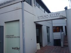 北野・異人館通りを歩く。Kitano Alley をみて，涙が出てきた。安藤忠雄は知っているのだろうか。