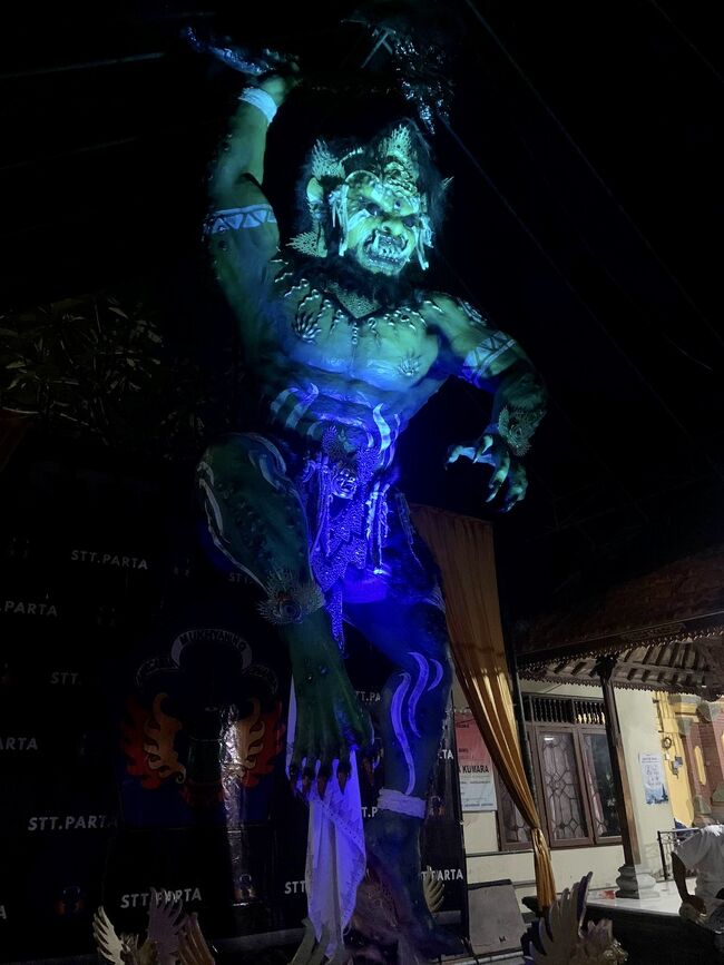 3月22日はニュピ(Nyepi)バリヒンドゥー教の新年です。オゴオゴの準備があちこちで行われています。<br />昨日の夜、私の村の集会所の様子です。夜のオゴオゴは迫力あります！<br /><br />ニュピの前日にはオゴオゴが村を練り歩く、オゴオゴパレードが行われます。<br />コロナで長い間、中止されていたので楽しみです！