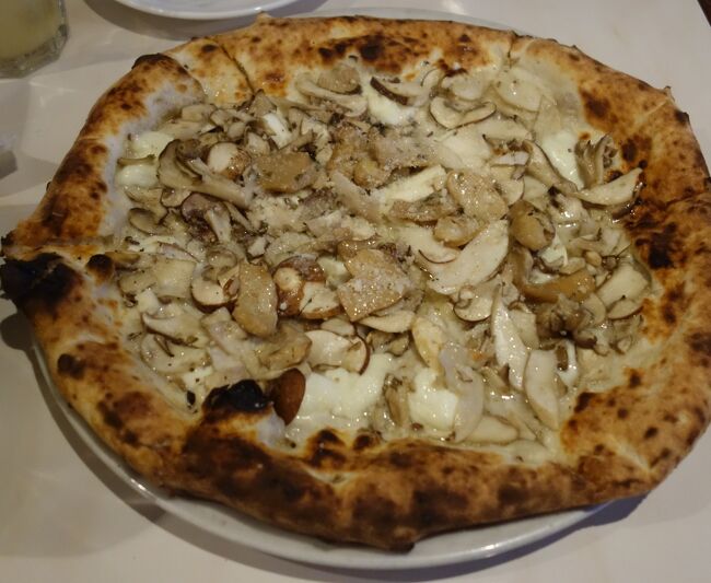 夕食は北野のイタリアンレストラン。おいしい，ナポリ・ピッツアをいただきました。