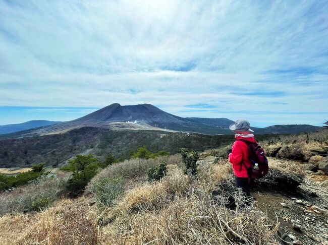 3月13日(月)<br />47都道府県の中で鹿児島県の面積は、10位。<br />神奈川県は下から5番目の43位。<br />それに地元横浜と変わらないほど、高層ビルが建ち並び道路も渋滞していた。<br />たったの2泊3日で大隅半島、薩摩半島、霧島高原を観光するには無理があった。<br /><br />1日目は、大隅半島から薩摩半島に渡るフェリーなんきゅう17時最終に乗船するため、やむなく『雄川の滝』に行くのを諦めた。<br />2日目は、道路の大渋滞にはまり込み『仙巌園』の前を通った時は、既に閉園していた。<br /><br />レンタカーのカーナビが「あと100mでnシステムです」とか、「白バイ・パトカーの取締エリアです」って教えてくれるので、ありがたいなと思ったんだけど…<br />それがのべつ幕なし。<br />ずっとカーナビ様がくどくど注意してくるので音楽やお喋りも楽しめない。<br />nシステムの他にもステルス型スピード取締り箇所も多く、しっかり制限速度を守って運転、当たり前ですね(-.-;)<br /><br /><br />最終日は霧島高原に行こうと決めていた。<br />私でも登れる山はあるのかな、候補は、大浪池・韓国岳・高千穂峰など。<br />前日まで第1候補は韓国岳、コースタイム1.5倍くらいに計算しても時間に余裕はある。<br />天気さえ良ければ登りたい、娘が一緒だからきっと大丈夫。<br />でも病み上がりで体力が落ちているはずと気持ちがグラグラ揺れる。<br /><br />無理せずのんびり景色を楽しむだけにしようと、宮崎県えびの市南部【白鳥山と池巡りコース】を歩くことに。<br /><br />