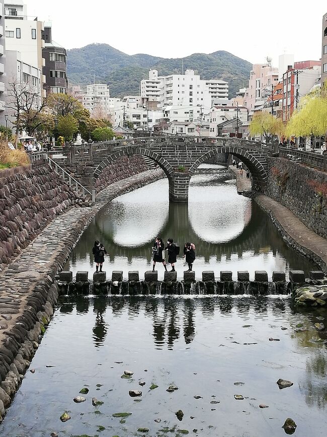 2021年6月に突然の脳梗塞で倒れた夫のリハビリ旅行、恐る恐る出かけた一泊塩原温泉→二泊三日の鬼怒川温泉→一週間の沖縄旅行→と続いての長崎旅行。今回は久々のＨＩＳのツアー旅行。盛り沢山の内容で、早朝から深夜まで、ちょっときつかった…<br />　直前にとても早い出発便に決定し、前泊することに。<br />　旅行第1日目3/16は、羽田空港→長崎空港から眼鏡橋→長崎出島ワーフ→出島→グラバー園→大浦天主堂→ホテル（ルークプラザホテル泊）→鍋冠山夜景タクシー観光<br />　第2日目3/17は、軍艦島周遊と上陸クルーズ→ハウステンボス（ホテルアムステルダム　泊）<br />　第3日目3/18はハウステンボス→吉野ヶ里遺跡→長崎空港→羽田空港　というスケジール。<br />　折角のハウステンボスのイルミネーションが雨の中となりましたが、なかなか上陸できないという軍艦島に上陸観光出来、充実内容の旅行となりました。