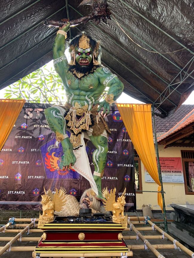 Selamat Hari Raya Nyepi<br /><br />明日はニュピ(Nyepi)<br />バリヒンドゥー教の新年にあたる日で、別名「静寂の日」と言われています。<br /><br />今日はやっと「オゴオゴ(Ogoh-ogoh)」の儀式、パレードが行われます!<br />鬼、悪霊を表現されたオゴオゴ人形が用意され、悪霊を追い払う儀式、迫力のあるパレード、素晴らしい踊りなどのパフォーマンスが行われます。<br />楽しみです!