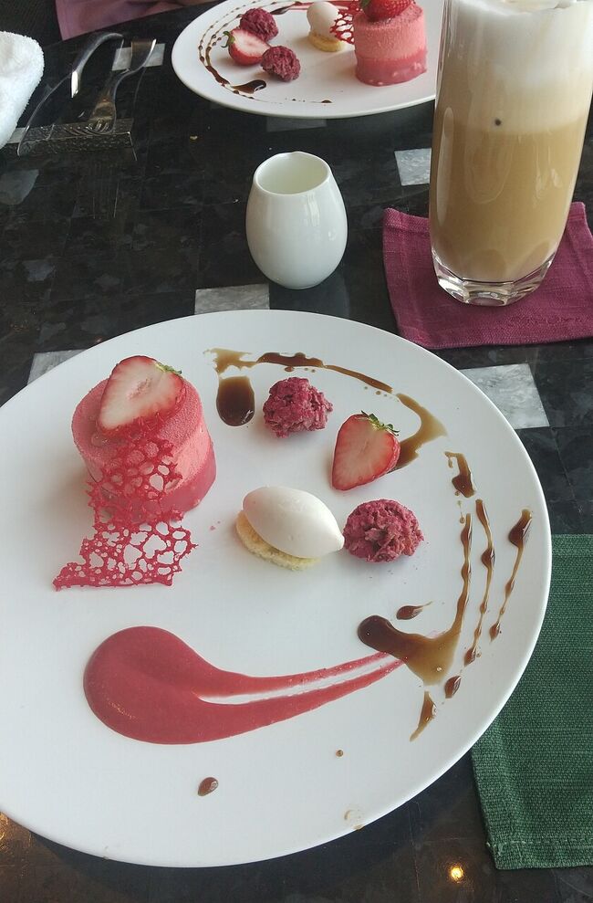 先日キンプトンでヌン活した友と(旅行記は、こちら→https://4travel.jp/travelogue/11778436)半年ぶりにオークラのヌン活セットしました。<br /><br />オークラって実は全然馴染みがないのですが、、最近ホテルステイでよく見かけて、なんだかリニューアルしてから評判よさそう?<br />ブランド的には外資ラグジュアリーホテル張りの価格帯ですが、そんなわけで期待しながらお伺いすることに。<br /><br />ヌン活楽しんできました♪<br /><br />【メニュー内容】<br />~オリジナルモクテル~<br />・桜薫るモクテル<br /><br />~セイボリー~<br />・オークラ牛のプティハンバーガー<br />・スモークトラウトとチーズムースのロール<br />・合鴨の燻製 サラダ仕立て トマト風味<br />・ほたての味噌ヴィネグレット 和風仕立て<br /><br />~スイーツ~<br />・苺のマカロン<br />・ムースグラッセ フレーズ<br />・苺のヴェリーヌ ミルフィーユ仕立て<br />・苺のコンフィチュールをサンドしたショートケーキ<br /><br />~スコーン~<br />桜&バニラ<br /><br />~アシェットデセール~<br />・センガセンガナ種苺とピスタチオのムース バルサミコのアクセント<br /><br /><br />◆オリジナルブレンドコーヒー または スターライトセレクションティーよりお選びください◆<br /><br /><スターライトセレクションティー><br />・リュクスリー <br /> メープルシロップと栗の甘い香り。ホテルオークラオリジナルブレンド。<br /><br />・レ クラシック/甘い誘惑<br /> ブルボンバニラとキャラメルが豊かに香る、上品なあまさのフレーバー。<br /><br />・ポム ファニングス / 林檎の誘惑<br /> 伝統的なレシピをベースに作られた紅茶。馴染みのあるアップルティー。<br /><br />・エデンローズ「バラのブーケ」 <br /> ラベンダー、バニラ、ベルガモットにバラの花びらが見た目にも華やかな香り高いフレーバー。<br /><br />・マルゼルブ「パリの香り」 <br /> パッションフルーツ、桃、野イチゴやバラの鮮やかな彩りでパリの華やかさが感じられるフレーバー。<br /><br />・アールグレイフィネスト「アールグレイの王様」<br /> 厳選された中国茶とベルガモットにホワイトチップを加え、さらに洗練されたアールグレイです。<br /><br />・デイブレイク「琥珀色のひと時」 <br /> セイロン&アッサム&ダージリンのブレンド。深みのある紅茶です。<br /><br />・ルイボスアセロラクランベリー「眠れる森の美女」<br /> アセロラ、クランベリーの爽やかな香りが印象的。<br /><br />・オードフリュイヴェルジェ「果物の天国」<br /> ハイビスカスの花びら、野イチゴの実、オレンジ、リンゴ、キンセンカの花びら。<br /> 香りはピーチ、洋ナシ、イチゴ。華やかなハーブティー。<br /><br />