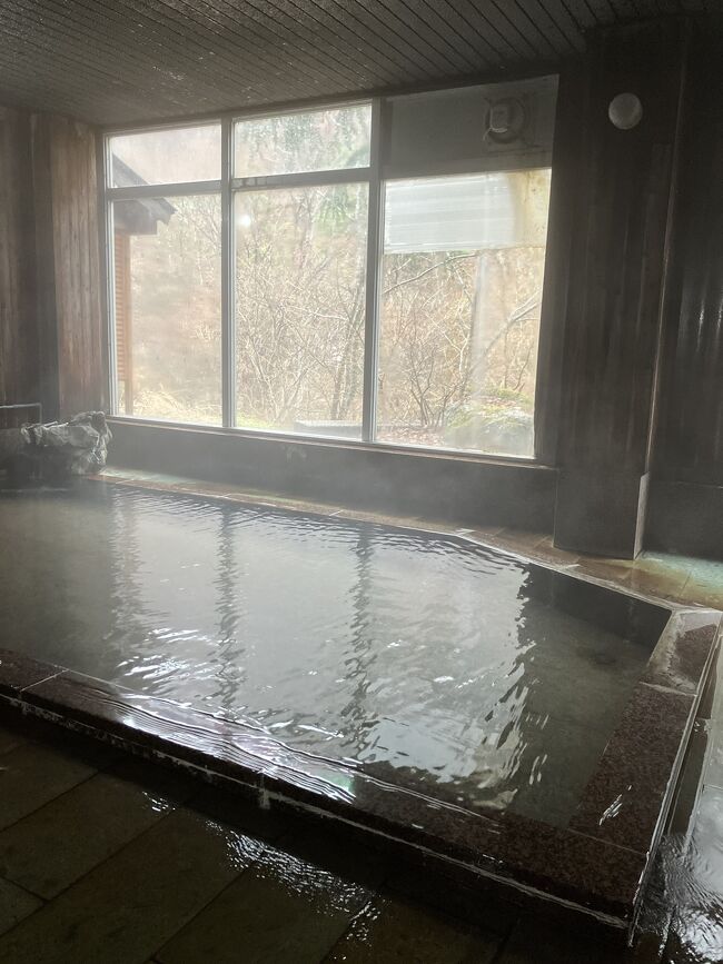 この日曇りのち時々小雨。<br />友人と合流し、仙台の郊外あたりにある温泉をグルグル回ってきました。<br /><br />写真は作並温泉のホテルの浴室。当然源泉掛け流しです。