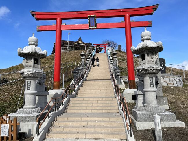 2023年2月下旬の週末に、青森県下北半島と八戸へ二泊三日の一人旅に行って来ました。  <br /><br />基本は週末一泊二日の旅ですが、今回はさすがに1泊だけでは日程上厳しいので、祝日と週末の間の金曜日に会社の年休を取得しての旅となりました。  <br /><br />1日目は新幹線とローカル線、路線バスを乗り継いで片道8時間以上かけて津軽海峡に臨む下風呂（しもふろ）温泉郷へ直行、その日の夜は小さな温泉宿で新鮮な津軽海峡の幸の夕食と熱い温泉を堪能しました。<br /><br />  2日目は午前中にマグロ一本釣り漁港として有名な本州最北端の港町大間、午後はかつて旧日本海軍の軍港だったむつ市大湊の海上自衛隊基地周辺を散策し、夜はむつ市内の大型ホテルに泊まってアルカリ性の柔らかな温泉で旅の疲れを癒しました。<br /><br />  最終日の3日目は八戸市に移動し、蕪嶋神社と旧八戸城跡の三八城（みやぎ）公園を訪問して行きと同じルートで帰宅しました。  <br /><br />晩冬から初春に移ろう時期、遅い春の訪れを静かに待つ本州最北端の地の息遣いを感じた旅でした。<br /><br />本編は3日目最終日の八戸市と現地から帰宅の旅行記です。