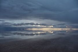 2018年ペルー・ボリビア旅行記　第33回　ウユニ塩湖探訪その２　暮れゆくウユニ塩湖は、白と群青の世界だった
