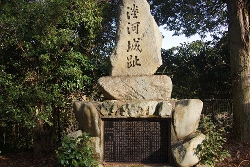 ヌートリアに逢いたくて、昆陽池公園まで行くことにしました。<br />そして、午後からは旦那さんの要望の飛行機を見に千里川土手に。<br />途中で寄った道の駅では、思わぬ発見がありました。<br /><br />昆陽池公園は実際に行ってみるときれいで大きな公園で、鵜が沢山いました。池の真ん中の日本列島の島は鵜の営巣地になっていて、色々な野鳥もいました。<br />近くに住んでいれば毎日通いたい公園です。<br />しっかり目的のヌートリアも発見出来ました。<br /><br />前にスカイパークから飛行機を眺めたことがありますが、千里川土手はそれとは違い頭上を飛んでいくのが迫力あり、とても楽しいです。<br />