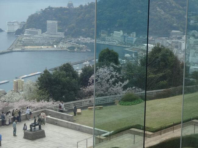 小田原城から恩賜箱根公園、箱根神社と巡った後は熱海のホテルに宿泊します。<br /><br />このホテルでは自室の露天風呂を満喫し、フレンチを堪能しました。<br /><br />翌日も湯でまったりした後は遅めにチェックアウトし、まずは来宮神社に向います。<br /><br />そして、未踏だったMOA美術館を見学します。