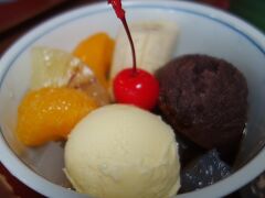 鎌倉について最初に行くところ。もちろん，甘味処。おいしいあんみつをいただきました。