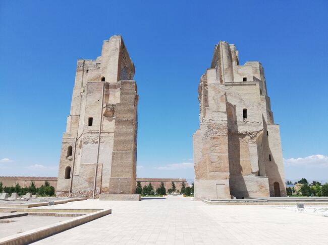 【ウズベキスタン】世界遺産シャフリサブス歴史地区　アク・サライ宮殿跡とティムール像