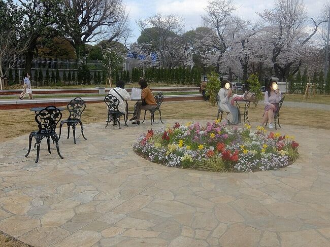 皇居外苑半蔵門園地は都心にあるのですが,新しいので知らない方が多いと思います.2015年に英国大使館敷地の1/5(南側)が日本政府に返還され,環境省により国民公園として整備されました.近くで用事の折に,立ち寄ってきました.花が多くなかなか素敵な公園でした.<br />