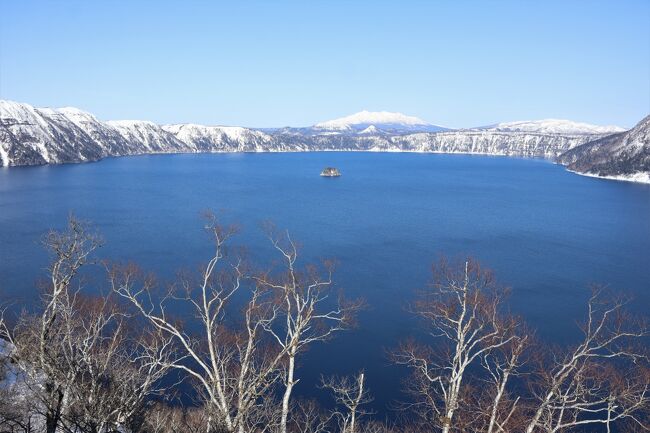 ●表紙は北海道の阿寒摩周国立公園にある(霧の)摩周湖です。阿寒バスの定期観光コース「ホワイトピリカ号」で道東を周遊観光しました。<br />○まず、鶴居村の鶴見台でタンチョウヅルを観察、続いて屈斜路湖の砂湯でハクチョウを見学、そして道の駅摩周温泉で昼食(豚丼弁当)をいただいて午後は摩周湖に行きました。その後は阿寒湖に向かいました。<br />◎私は阿寒のホテルに宿泊するため途中下車。定期観光バスは夕方釧路に帰ります。冬季は雪道のレンタカー運転に一抹の不安を感じるので、定期観光バスは有難い限りです。