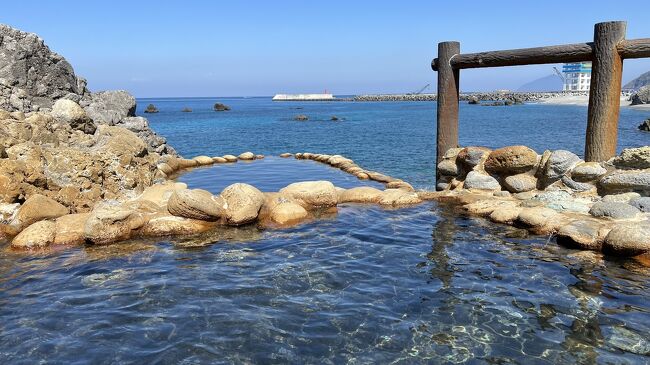 年度末に気持ちを切り替えたいと思い、離島に日帰りで行こうと思い立ちました。三宅島を計画しましたが、楽しみにしていた温泉施設が休業中とのこと。そこで行ったことのない新島が急浮上。大型客船だと8:30に着いて11:55発。ジェットなら13:50でゆとりがあるも、この日は運休日。ギリギリまで悩みましたが、天気予報は間違いなく快晴。えいや！とさるびあ丸を予約し、新島に日帰りで行ってきました。<br />３時間の滞在でどれだけ楽しめるか、この課題に挑戦！ナガタレンタカーさんで港貸し港返しで車を借り、回りました。羽伏浦海岸、新島空港、石山展望台、羽伏浦展望台、湯の浜露天温泉、本村前浜海岸、間々下海岸を回ってきました。昼食はマルマンストアと新島ストアで弁当とキハダマグロとビールを買って、さるびあ丸のデッキで居酒屋さるびあ丸。その後二等和室で昼寝して横浜へと帰りました。<br />泊まれればもっと楽しめましたが、日帰りでも充分楽しめリフレッシュできました。往復の乗船料金は9680円。レンタカーはガソリン込みで4000円でした。新島では東京とは思えない綺麗な海が見られ、また各港、空港では島を離れる先生や新たに赴任してくる先生の歓送迎が見られドラマを感じました。<br />帰りは約６時間の船旅ですが、あっという間でした。神津島産のキハダマグロと鶏唐揚げをつまみにビールをデッキのテーブルで青い海を見ながらいただき、その後は島々を眺めたり、東京湾を行き交う船を眺めてほんとうに良い時間でした。行こうかどうしようか迷いましたが、行ってほんとうに良かったです。