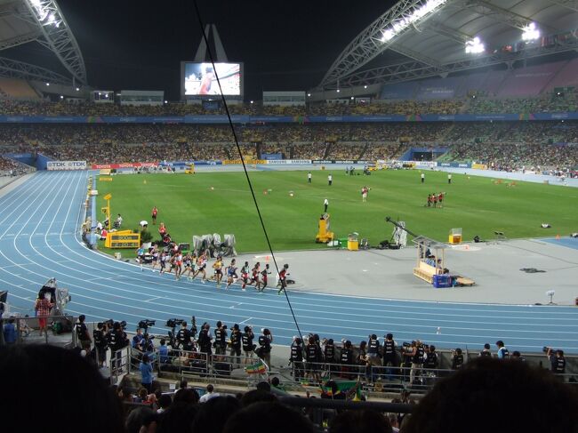 2011世界陸上テグ大会を観戦した。<br />男子１００メートル決勝と男子１００００メートルを見るために韓国に行きました。<br />会場はすごい熱気に包まれ、観客もすごく応援にも一生懸命で選手も緊張感と気合がいりまじり、さすが世界大会！！<br />残念ながらボルトはフライングで失格となり会場はため息につつまれました。<br />１００００メートルはやはりケニアが強く日本の佐藤に入賞を期待しましたが、これも残念ながら周回遅れとなりました。