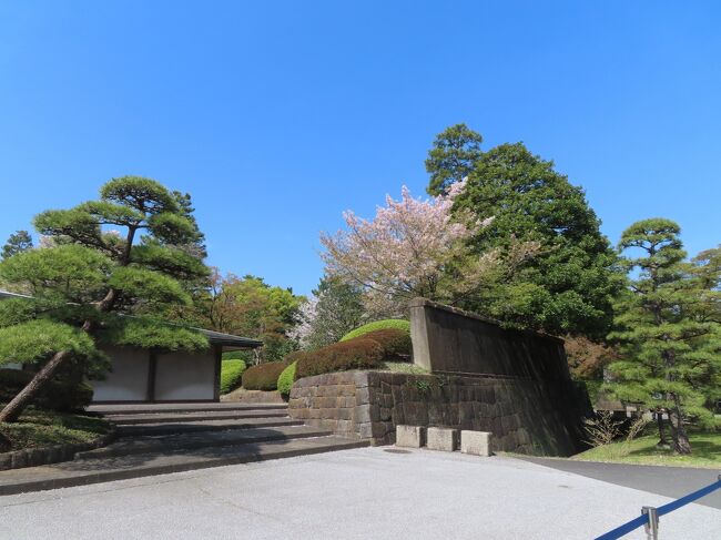学校が春休みに入ったので <br />ちょっと時間の余裕ができました。<br />そんな時に、ニュースを見ていたら、皇居の「乾通り」の春の一般公開の情報が流れました。<br />25日からというので、Lineで友達と相談。<br />29日に行ってみました。<br /><br />「乾通り」は皇居の中を通り抜ける、およそ600メートルの並木道。<br />平成26年から桜や紅葉の時期に一般公開されていたのですが、<br />新型コロナウイルスの感染拡大を受けて、<br />令和2年以降、中止されてしまいました。<br />去年11月に秋の一般公開が再開されたのに続き、<br />15日、春の実施も発表されました。<br /><br />日程は今月25日から来月2日までの9日間です。<br />入場時間は午前9時から午後3時半まで。<br /><br />坂下門から入って乾門まで直進するルートになります。