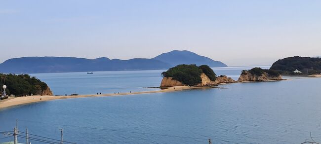 初四国は高松空港に降り立つ。二日目からは高松で友人と合流することになっているが、先ず一人で小豆島に行くことにした。マイレージが3月で期限切れとなるものがあり、ローシーズンの2月は少ないマイルで羽田―高松間の往復が可能なのもうれしい。町が小さい割には空港が遠く、リムジンバスで街中（港）まで時間を要するのと結構バスが混んでいるのに驚いた。この日は夕方までエンジェルロードが見られるというのでホテルに荷物を置いて高台のホテルから歩いて浜辺まで下りる。その後、時間がありそうなのでバスに乗ってオリーブ公園まで行ってみる。道の駅の売店は閉店直前だったが、翌朝もう一度ゆっくり来ることにして、ギリシャ風車と夕暮れの瀬戸内海を公園から眺めることができた。