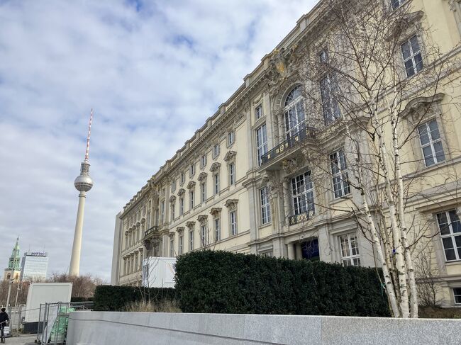 ベルリンに2021年オープンしたフンボルトフォーラムにやっと行くことができました。旧プロイセン王宮だった建物を再建、今はベルリン民族学博物館とアジア美術館が入っています。