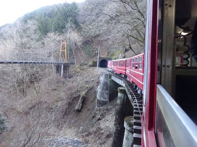 毎年、自然災害でどこかしらの鉄道路線が被害を受けていますが、昨年９月の台風で被害を受けてしまった大井川鉄道に乗りに行ってきました。<br /><br />大井川鐵道井川線の終点・井川駅に着いて、今回初めて駅から静岡市井川地区を散歩しまして戻ってきました。<br />ここから再び井川線に乗って戻ります。<br /><br />井川線の列車は機関車牽引の客車列車。その機関車は必ず下流側に連結されているので、復路となる千頭行きは先頭が機関車になります。往路は運転席越しに前が見えましたが、それができないので、今度は「世界の車窓からごっこ」をしてみました。井川線はカーブが多く、また車内放送でも窓を開けて写真を撮ることを前提で観光案内をするので、やりやすかったです（笑）<br /><br />千頭駅からは再び不通区間を行く代行バスと本線で金谷に向かいます。<br />夕食は金谷の町中でとろうと思って計画していました。ところがそのお店がすでに閉店していたという予想外の事態。ちょっとドタバタしました。