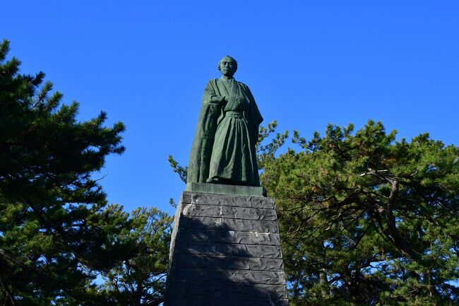 久し振りに高知を訪れた。<br /><br /> 高知城、中村御所、中村城、浦戸砲台、浦戸城を訪れた。<br /><br /> 高知市は何度か訪れているが、四万十市のある高知県西部に立ち寄ったのは今回が初めて(通過した事はあるが)。<br /><br /> 鯨と鰹を食べられた。
