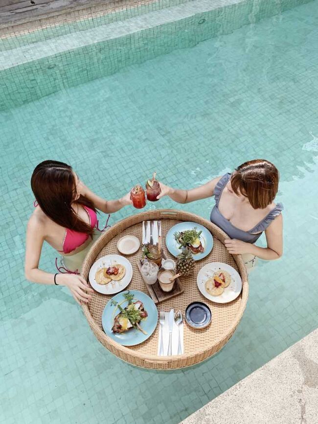 サビナ バリ)<br /><br /> 世界のインスタグラマーから<br />注目されるFloating Breakfast、<br />というアクティビティを<br />体験できるお店です!<br /><br /> 事前に予約していくと