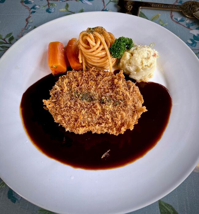 タイは、3月に入り急激に気温が上がり、（北部での）野焼きによる大気汚染や（都心部での）光化学スモッグの発生も相まって（脱コロナで市中に車も増えて排気ガスや騒音も、なんだか戻って来た感じ...）、あんまり頻繁に外をほっつき歩くには、ハードな感じになって来た。<br /><br />ただ、とはいえ、首都：バンコクは、（地方都市とは異なり）冷房がガンガン効いた公共機関やモール等が無数にあるので、喉が乾いたり、立ちくらみがしたり、疲れたらetcetc...緊急に逃げ込むところが本当にたくさんある。<br /><br />特に、日本のレストラン（大戸屋、やよい軒、UCC、CoCoカレー）等、お気軽に入れる日本のお店も「ええ!?こんなところにまであるのぉ～!?」という場所にまで進出しており、時間を決めずに腹が減ったら食べればいいや、みたいな状況。<br /><br />あと、どこの施設もトイレが綺麗。昔のアジア旅行は、トイレットペーパーを必ず持って歩いていたし、アジアにかかわらず、直前まで生活していた南米も、本当にトイレが汚かった...<br /><br />そんな、こんなが、ここでは全く、ノーストレス....<br /><br />本当に今のバンコクって（日本人にとっての）便利さで言ったら、世界有数かもね。<br /><br />毎日、散歩で、お気軽に出かけて、一服して、歩き回って、今度に戻って来たら、もう夕方....一日経つのが本当に早いわぁ～<br /><br />程よく動けて、程よく飲み食いして、程よく休めて、心身共にすっごく健康的という状況が続いている...。<br /><br />長年のリーマン生活で、ぶっ壊れた健康をどこまでリカバーできるかな...みたいな...<br /><br />そんなバンコクのお散歩日記...