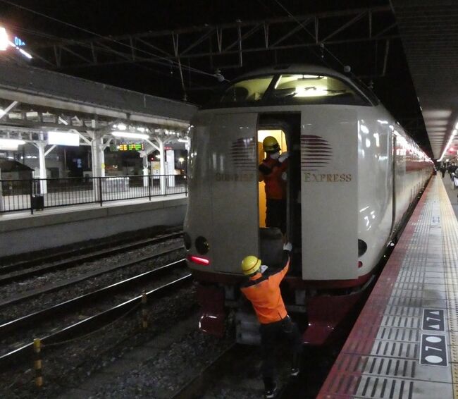 岡山駅。各方面への列車が乗り入れる駅。いかんいかん。あれこれ見に行ってしまう。<br /><br />夜にサンライズの入線があると前々回の岡山の旅で知りました。前回はすっかり忘れていたのですが、今回は覚えていたので駅へ見にいってしまうのであります。