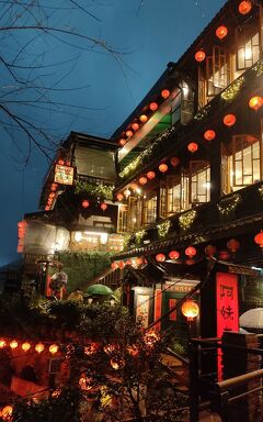 トラピックス　わくわく台湾北部4日間（5）3度目の九&#20221;は再びの雨で、「九戸茶語」で美味しい料理と夜景を楽しむ。