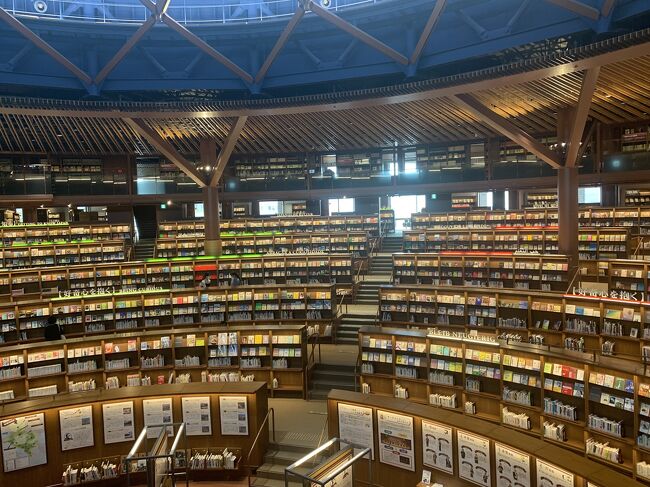 本日でお別れの金沢の旅、YouTubeでチェックしていたカフェとここほんとに図書館？と思うほど美しい石川県立図書館へ行ってきました！ここでも小さなハプニング発生｡