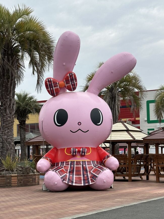 もう何十年前かに行った草津温泉の西の河原公園に行ってきました。1日目は，こんにゃくパークと富岡製作所と八ッ場ダムを見学して，ホテルヴィレッジに泊まりました。<br />2日目はホテル主催のホテル周辺の森を散策をしてから草津の市内の方面に出かけました。途中の温泉にも浸かり，帰ってからも温泉に浸かるというとっても贅沢な1日を過ごしました。3日目は昨夜娘家族と息子が泊まりに来たので温泉三昧の1日をすごしました。<br />最終日は，帰宅がてら中之条ガーデンズに花桃がとても綺麗だそうなのですが，今年は開花が早かったようで残念でしたが，春の花祭りとあって，チューリップ&#127799;やレンギョウなど何種類かが咲いていました。アーチの所のバラ&#127801;が咲いたら綺麗だと思います。<br />最後に上里カンターレのパン屋さんと，中央軒煎餅を買って帰りました。