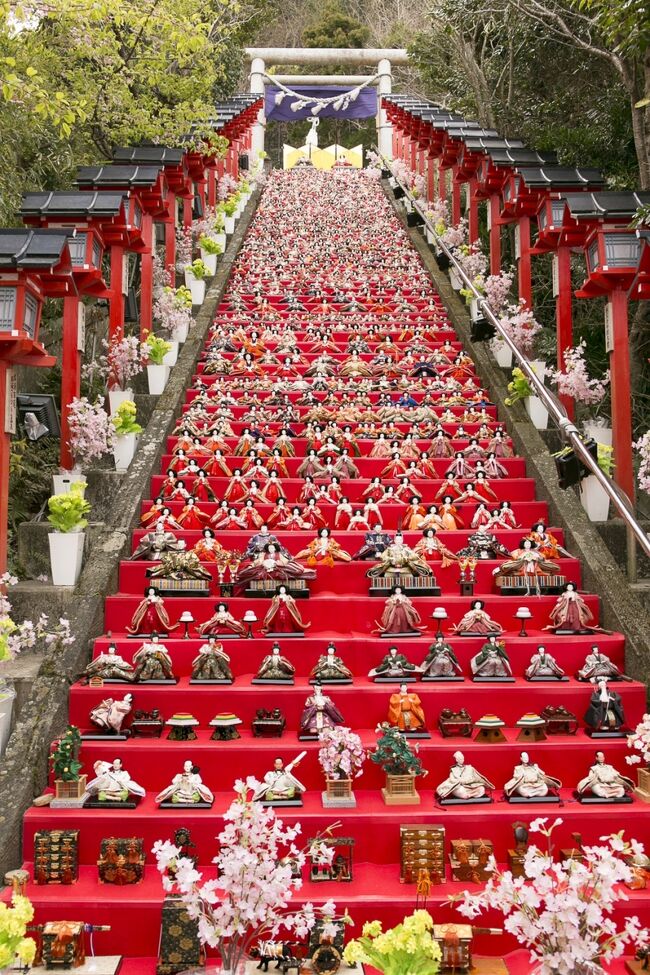 新聞で「かつうらビッグひな祭り」なるものが開催されているとの記事がありました。<br />調べてみると3月3日まで。おひなさまは3月3日までにしまわないと行き遅れるといういわれがあるためでしょうか、日にちがありません。あわてて出かけました。<br /><br />ネットで「勝浦ビッグひな祭り」で検索すると徳島にも勝浦という地名があり、そこでもビッグなひな祭りを開催しているようです。<br />こちらは千葉県の外房の勝浦、夏場で気温が30度を超えないと言われている勝浦です。