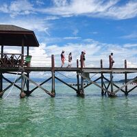 コタキナバルの休日（４）　サピ島の青い空、青い海とコタキナバルの黄色い夕焼け