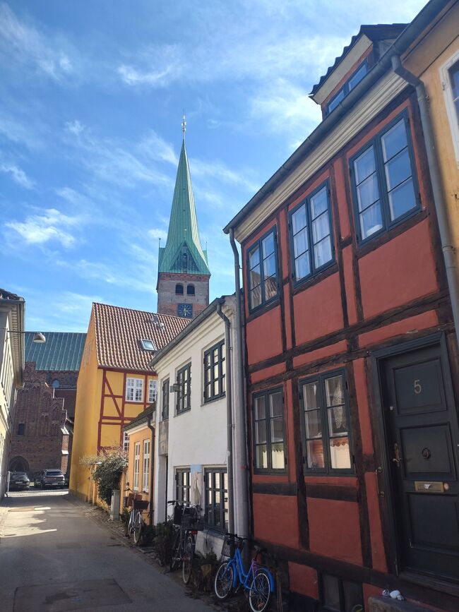 スウェーデンのヘルシンボリからフェリーに乗って２０分、<br />デンマークのヘルシンオアへ。<br /><br />Værftets Madmarkedでランチを食べて、<br />クロンボー城へ行き、<br />その後はヘルシンオアの街並みを散策。