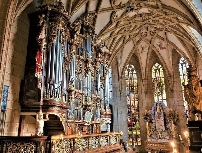 昨年に続き、今年もイースターの聖木曜日と金曜日にライプツィヒのトーマス教会で演奏されるJ.S.バッハの「受難曲」を聴いてきました。今年は「ヨハネ受難曲」になります。<br /><br />今回は、あわせてテューリンゲン州のアルテンブルク城（トロースト・オルガン）もご紹介します。<br /><br />---Reiseplan---<br />■4/6 トーマス教会「ヨハネ受難曲」<br />■4/7 アルテンブルク<br /><br />▼HOTEL<br />Leipzig泊「B&amp;B Hotel Leipzig」：EUR 54.00<br /><br />---------------------------<br />※ライプツィヒに関しては、下記旅行記にても取り上げています<br /><br />◆鉄道・音楽家ゆかりの地を巡る旅 2018<br />https://4travel.jp/travelogue/11361341<br /><br />◆Bachfest Leipzig 2019（バッハ音楽祭）<br />https://4travel.jp/travelogue/11510102<br /><br />◆Bachfest Leipzig 2019（ライプツィヒ -音楽史跡巡り-）<br />https://4travel.jp/travelogue/11511005<br /><br />◆イースター休暇旅行 2022<br />（ライプツィヒ・マタイ受難曲 / バッハ博物館・グラッシィ楽器博物館）<br />https://4travel.jp/travelogue/11750589