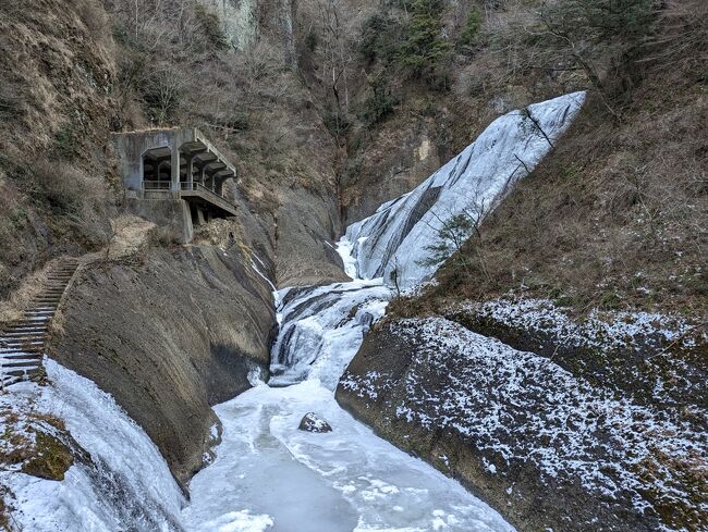 2023年02月上旬。茨城県にある袋田の滝に行ってきました。念願の氷爆！それから、茨城と栃木の県境にある「ふくろう神社」、栃木県の宇都宮餃子も♪<br /><br />・氷爆〈袋田の滝〉<br />・道の駅 奥久慈だいご<br />・鷲子山上神社<br />・道の駅たかねざわ元気あっぷむら<br />・宇都宮餃子 さつき 徳次郎本店