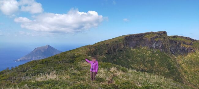 夏への扉さんが八丈富士に登ったのを知って私も登りたくなりました。<br />奄美大島につづき、夏さんの追っかけ(^^♪<br />小さい島なので八丈富士登山＋島１周観光 ２泊３日で行ってきました。<br /><br />第１日目<br />八丈富士登山、ふれあい牧場、南原千畳敷、大浦潟園地、大里の玉石垣<br /><br />追記<br />旅記作成時に調べてたらレンタカー運転できなくてもGW限定で観光バスを運行してます、夏休みや土日も運行すれば良いですね。<br />八丈島観光協会ブログ<br />https://hachijo.gr.jp/blogs/sightseeing-bus_2023gw/