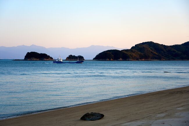 ハネムーンは海外（ヨーロッパ）に行きたいと思っていましたが、コロナが落ち着く気配もなく、挙句にウクライナでの戦争が始まり、さらに円安、燃料高・・・という事態でしばらく様子見をすることに。<br />そうこうしているうちに、保留していたハネムーンもそろそろ行かないと休暇の権利が消えるのでは？！という話になり、国内旅行の方向で検討することになりました。<br /><br />大手結婚情報誌のアンケートによれば、多くの人はハネムーンに出かけていたものの本命の行き先ではなく、その大半は北海道か沖縄を選択したそう。実際、自分たちも北海道か沖縄という話題が出ましたが、自分が前向きに考えられず流しました。<br /><br />自分たちは温泉かなぁ～と話していて妻からの提案で行きたい旅先の点と点を結び、西日本をぐるっと車で移動して周遊することになりました。<br /><br />Lonly PlanetのJapanなども参考にしつつ兵庫→愛媛→大分→熊本→宮崎→福岡→兵庫の大移動のハネムーンです。<br />宿泊先はその時、その場所に合わせて色々なタイプの宿にしてみました。<br /><br />4/8(土) 兵庫→尾道(広島県)→しまなみ海道【民宿 うずしお】<br />4/9(日) しまなみ海道→大洲【Nipponia Hotel 大洲城下町】<br />4/10(月) 大洲→別府 【湯治宿 柳屋】<br />4/11(火) 別府→阿蘇 【ホテルグリーンピア 南阿蘇】<br />4/12(水) 阿蘇→高千穂→阿蘇 【界 阿蘇】<br />4/13(木) 阿蘇→博多 【三井ガーデンホテル 福岡中洲】<br />4/14(金) 博多→広島→兵庫