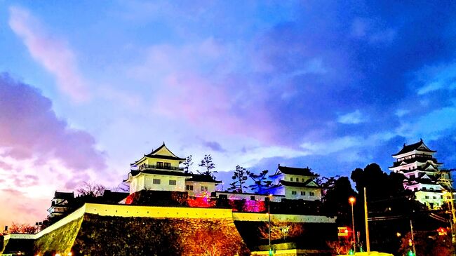 福山には時々訪れているが、今回は福山城が戦前当時の姿に生まれ変わったということで訪れてみた。福山城は水野勝成により築城され、北側は天守の壁に黒い鉄板をつけられていたことでよく知られている。残念ながら戦災に遭い、その姿は消えてしまったが、2022年に見事に復活した。現在夕方にはデジタルマッピングもされているのでぜひ福山城に訪れてみてほしい。