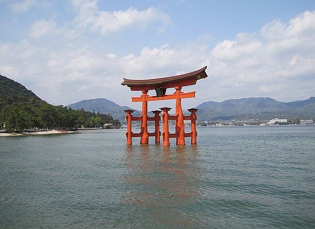 JR呉駅からJR広島駅に到着しました。<br />ここからは、広島市内観光、名物の堪能、翌日の宮島観光の様子をお届けします。<br /><br />路面電車に揺られながら、各観光地を巡る旅です。<br />特に感じたことは、とにかく外国人観光客が多いということ、原爆ドーム近辺と宮島では、日本人より外国人観光客のほうが圧倒的に多かったです。<br />インバウンドの需要も、伸びてきていることが伺えます。<br /><br />夕食はお好み焼き、翌日の昼食はあなご飯、しっかりと名物も堪能させていただきました。<br /><br />1泊2日という忙しい旅でしたが、天候にも恵まれ、また効率よく観光もできて、とても楽しい旅行となりました。<br />旅行の神様に感謝感謝です。