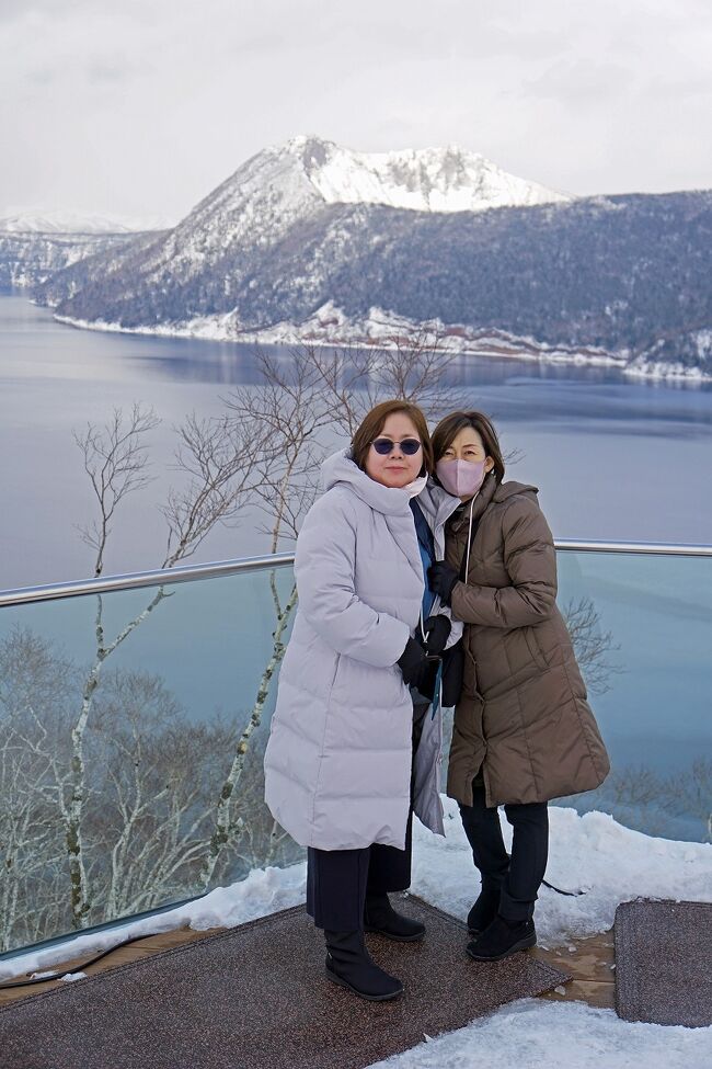 最高の天気の下での「おーろら1」のクルーズが続きます。このままロシアまで行ってしまうのではないかと思うほど流氷の奥へと進んでいます。約30分が過ぎたところでUターンして網走港へと戻り始めます。しばらく戻ったところで後方のデッキへ出てみると、流氷の中を進む航跡も楽しむことが出来ました。1時間のクルーズが終わり、道の駅での自由昼食になります。2階にフードコートもありましたが、混雑しているので1階の売店でザンギと網走バーガーと地ビールで軽い昼食にしました。食事した後は絵葉書を買って、2枚ほど書き上げましたがポストがありません。道の駅の方に聞くと近くに郵便局があるというので1人で散歩に出かけました。この日の釧路空港からのフライトは遅い時間で、予定の観光では時間が余ってしまうので予定外の「天都山展望台」に行くことになりました。ここは27年前に弟家族と一緒に来た懐かしい場所でしたが、実際に行ってみると建物も変わっていて面影はありませんでした。ただ展望台からの景色は素晴らしく、知床連山から流氷へ向かい「おーろら1」が見えました。これでオホーツク海ともお別れで、バスは美幌町を経由して「美幌峠」に向かいます。残念ながら峠では休憩もしないで「屈斜路湖」へ向かったバスは下っていきます。「屈斜路湖」から弟子屈町を通過して「摩周湖」の展望台で休憩とフリータイムになります。ツアーでは「摩周湖第1展望台」に出来た「カムイテラス」が売りになっていますが、特に大したことはありませんでした。内陸部に入ってからはずっと曇っていましたが、「摩周湖」に到着すると晴れ渡り、湖面がきれいに見えました。フリータイムが終わってバスが出発する頃には一面が霧に覆われ、雨まで降ってくる始末です。釧路空港へは午後5時前に到着し、ツアーは終了します。荷物を預けて身軽になり、空港のレストランで最後の食事にします。妻がどうしてももう一度食べたいというスパカツ」をいただきました。これは釧路の街中にある「泉屋」という洋食屋のメニューですが、2年前に食べて衝撃を受けました。これを最後にいただいて妻も大満足のようです。羽田まで楽しく話をしながら戻り、空港で友人ともお別れです。次はどこへ一緒に行こうか思案中です。