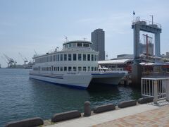 神戸港の中突堤を歩く。船にのりたかったけど。。。。ポートタワーは改修中でした。