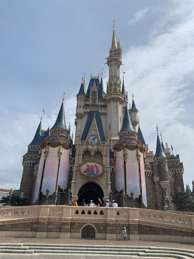 4月15日に40周年を迎えた東京ディズニーランドに行ってきました。<br /><br />友達と2人です。<br />友達の子どもが小学生なので送り出してから出るため待ち合わせはちょっと遅め。9:20頃に舞浜駅に着いてパークに向かいます